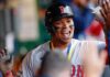 Rafael Devers pega jonrón y tres hits en su regreso al juego