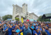 ADP de Santiago protesta frente a la regional de Educación
