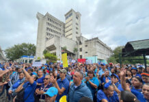 ADP de Santiago protesta frente a la regional de Educación
