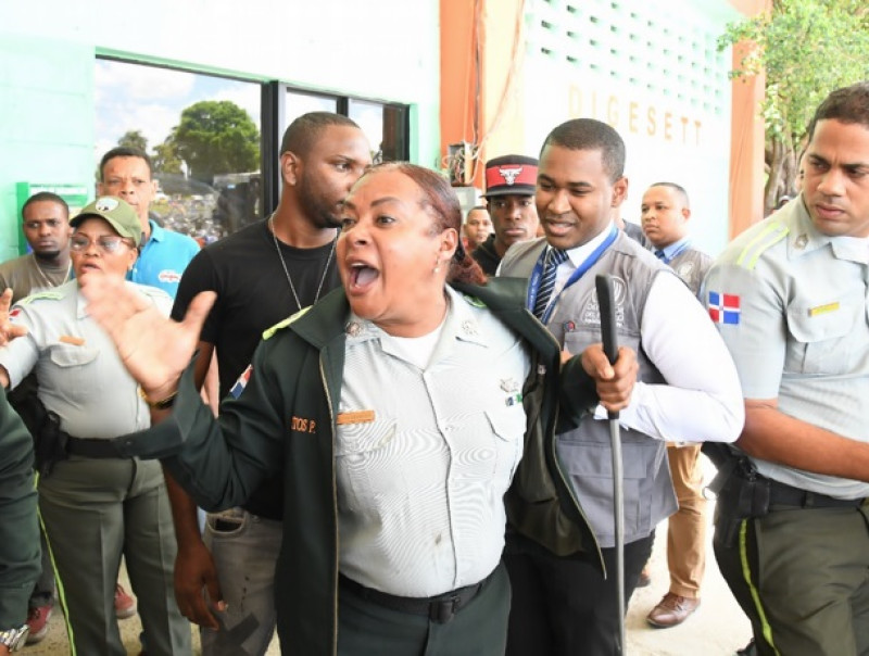 Condenan a seis meses de prisión suspendida a coronela por agresión al defensor del pueblo